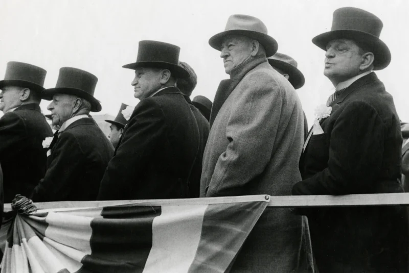 Robert Frank. Autoridades municipales. Hoboken, Nueva Jersey, 1955. Collection Maison Européenne de la Photographie, París © Robert Frank Foundation, from The Americans.